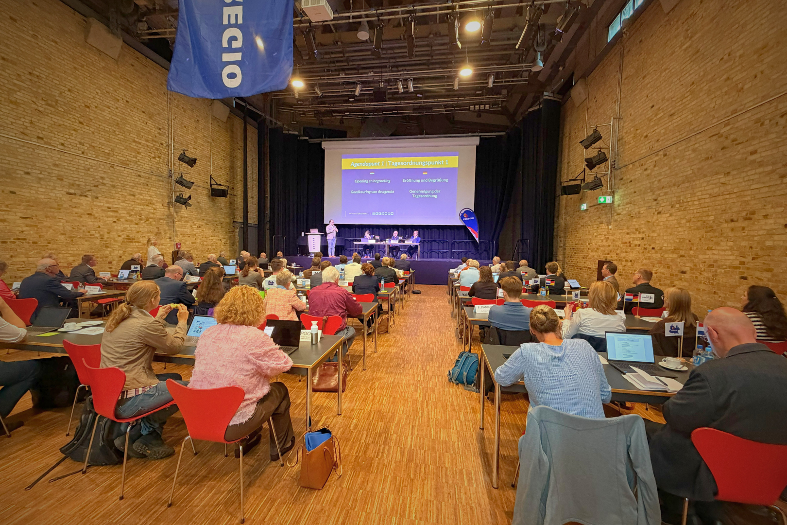 EUREGIO Raad Bijeen In Greven Vergadering van de EUREGIO-Raad in Greven met talrijke deelnemers in de vergaderzaal.