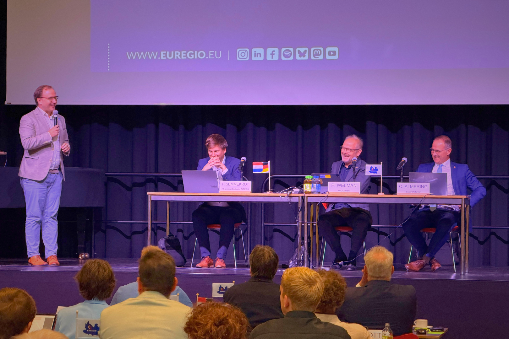 EUREGIO Raad Bijeen In Greven 2 EUREGIO-Raad in Greven met burgemeester Dietrich Aden, adjunct directeur-bestuurder van de EUREGIO, Tjeu Semmekrot, EUREGIO-voorzitter Patrick Welman en directeur-bestuurder Christoph Almering.