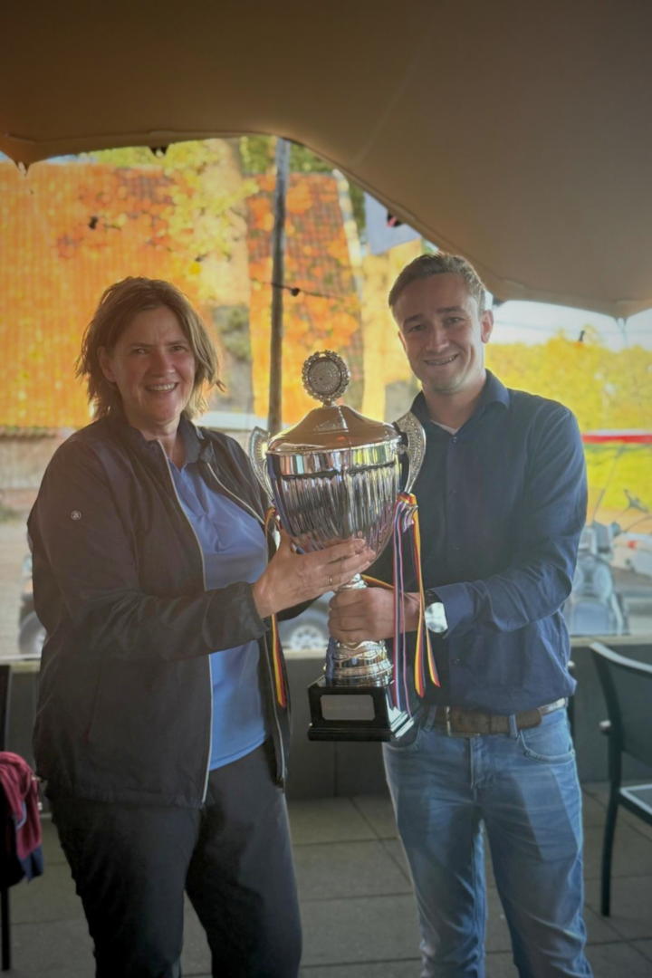 EUREGIO Games Achterhoek Wint De Euregio Derby Cup In Winterswijk 1 Uitreiking van de wisselbeker door EUREGIO-raadslid Chiel Stemerdink