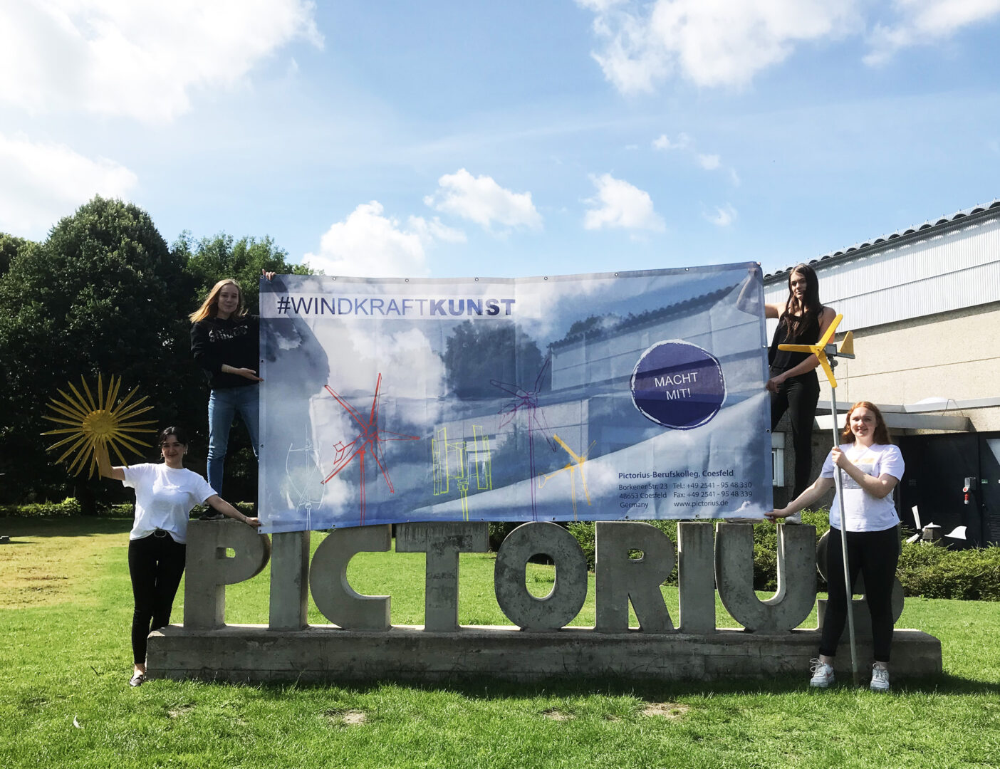 Pictorius_Berufskolleg_Coesfeld_-_Schüler_mit_Projekt_banner_WINDKRAFTKUNST Pictorius_Berufskolleg_Coesfeld_-_Schüler_mit_Projekt_banner_WINDKRAFTKUNSTAFTKUNST