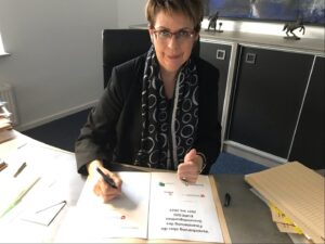 Minister Birgit Honé van Nedersaksen, ondertekent financieringstoezegging voor de GrensInfoPunten van de EDR en de EUREGIO