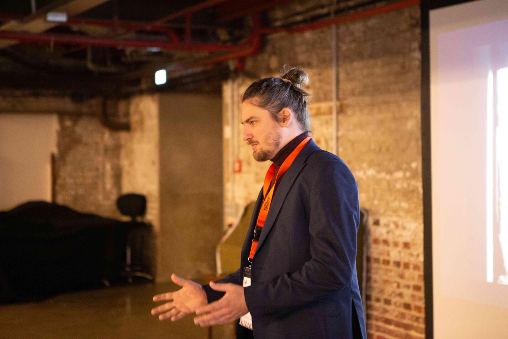 Kunstprojekt_taNDem_-_TaNDemPitch_2021_Mann_der_präsentiert_-_©Stefanie_Fehren Kunstprojekt_taNDem_-_TaNDemPitch_2021_Mann_der_präsentiert_-_©Stefanie_Fehren