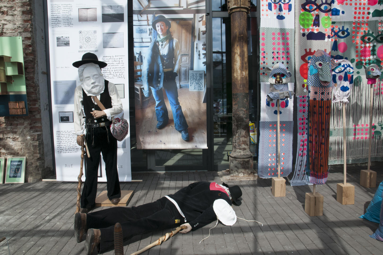 Ausstellung_über_Kunst_-_Kunstprojekt_von_Tamara_Kho_mit_qr_Code_Handwerker_‘’Auf_der_Walz“_-_©Anneke_Savert Ausstellung_über_Kunst_-_Kunstprojekt_von_Tamara_Kho_mit_qr_Code_Handwerker_‘’Auf_der_Walz"_-_©Anneke_Savert