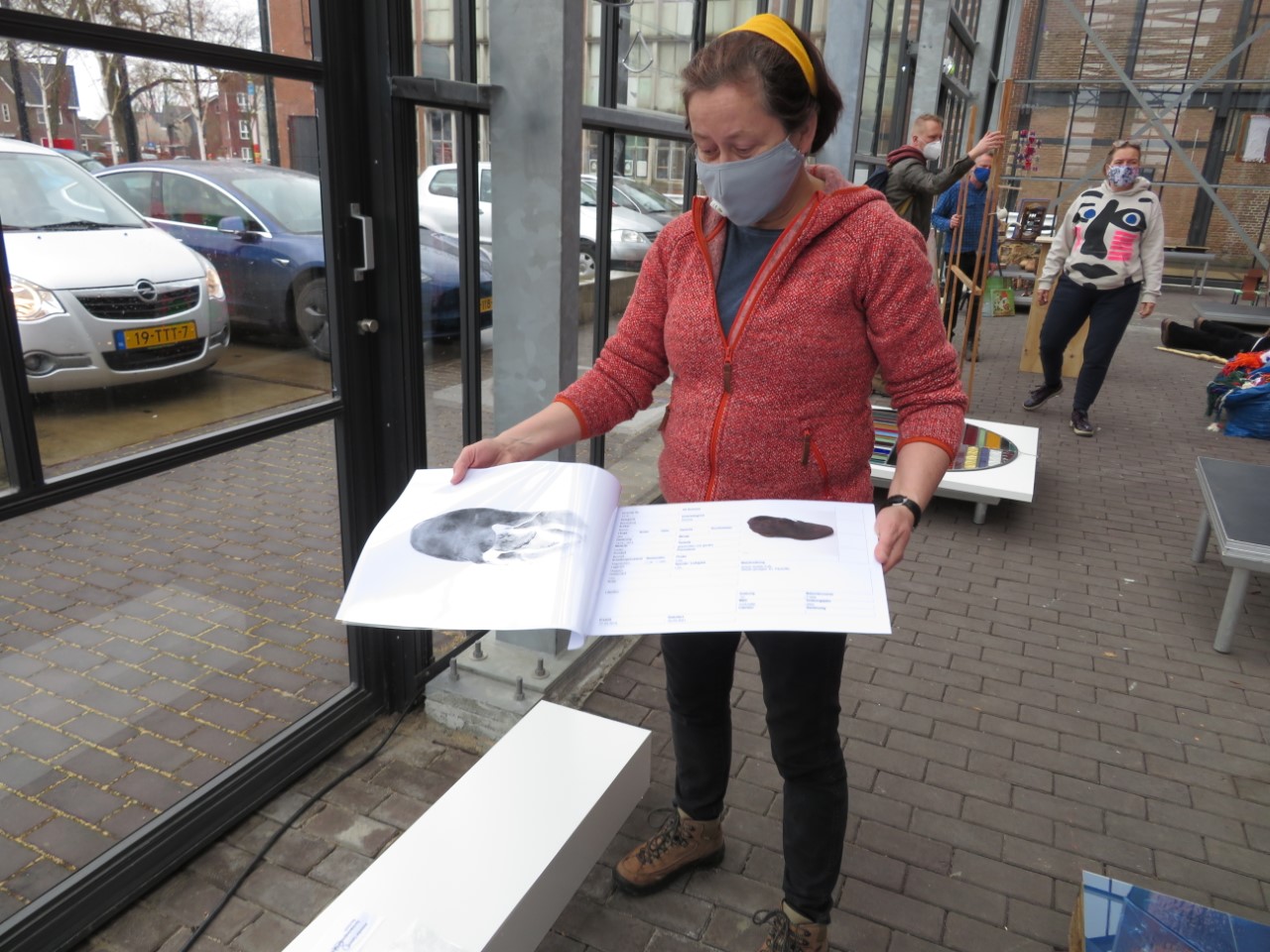 Anneke Savert Ausstellung_über_Kunst_-_Kunstprojekt_von_Tamara_Kho_mit_qr_Code_Handwerker_‘’Auf_der_Walz"_-_©Anneke_Savert