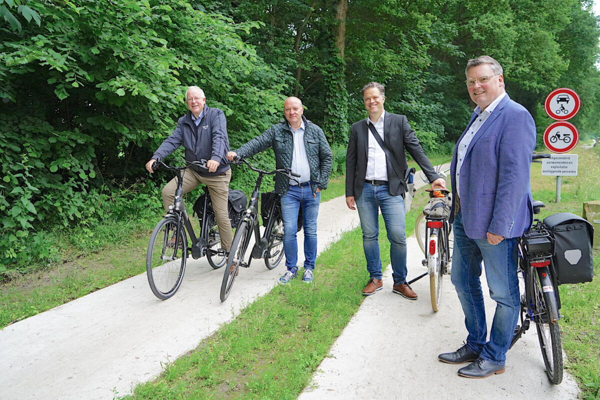 Gemeente_Dinkelland_en_de_stad_Nordhorn_-_Bestuurders_op_het_fietspad_-_©Gemeente Dinkelland