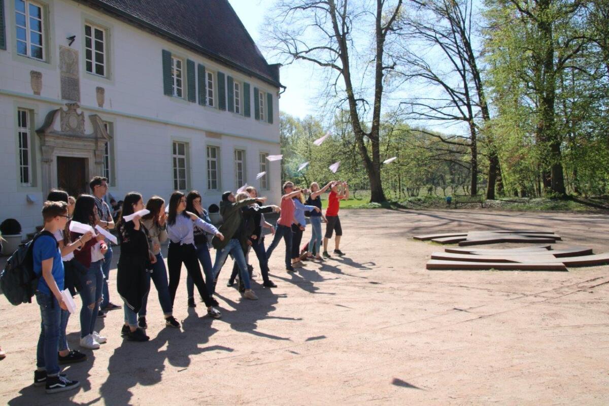 Andreas-Mohn-Stiftung_Region_Achterhoek_NEAnderLab_GmbH_Stiftung_Jugend_&_Schlösser_Team_Nijhuis_-_experimentierende_Kinder_-_MINT-Lab_auf_Schlössern_/_in_kastelen_2_-_©Andreas-Mohn-Stiftung