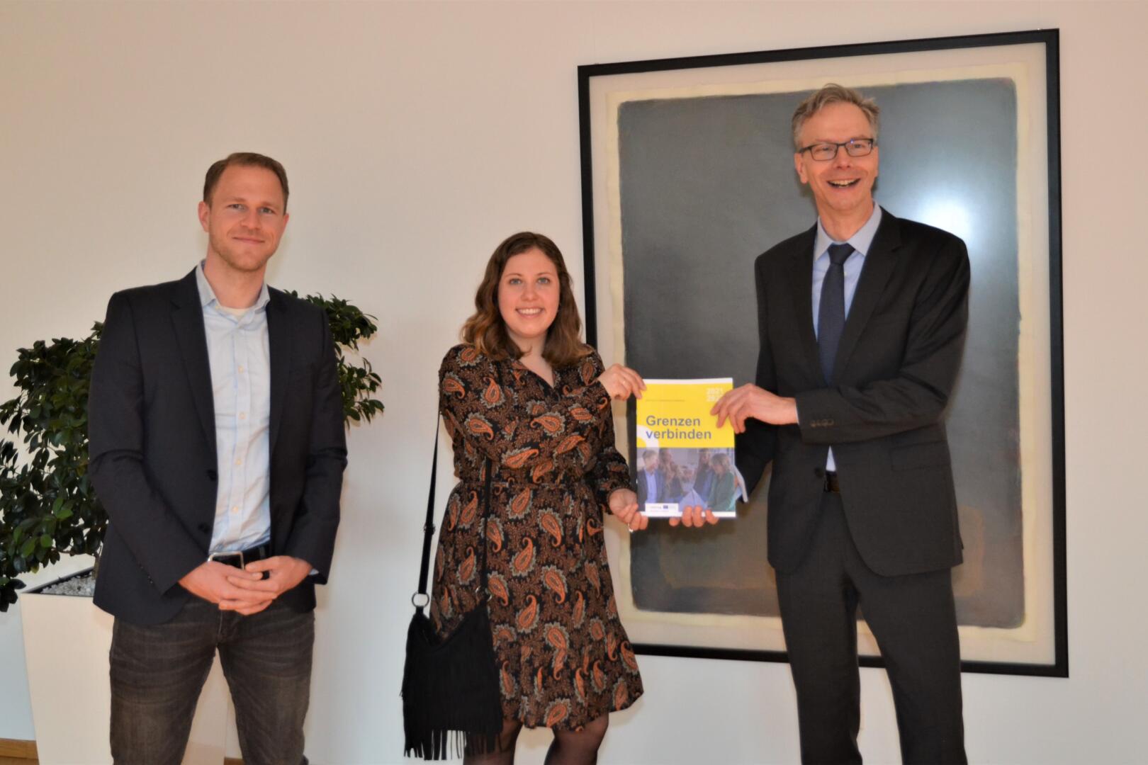 Overhandiging magazine © Bezirksregierung Münster