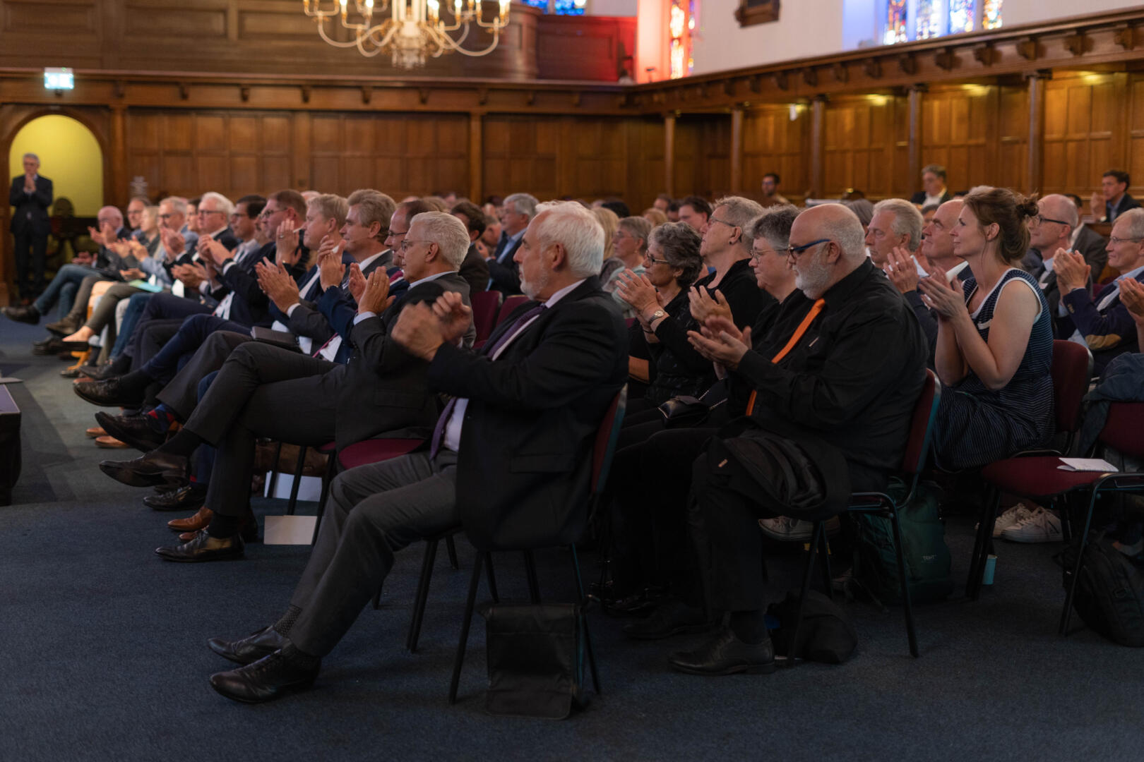 Het publiek zit in de Grote Kerk te klappen.