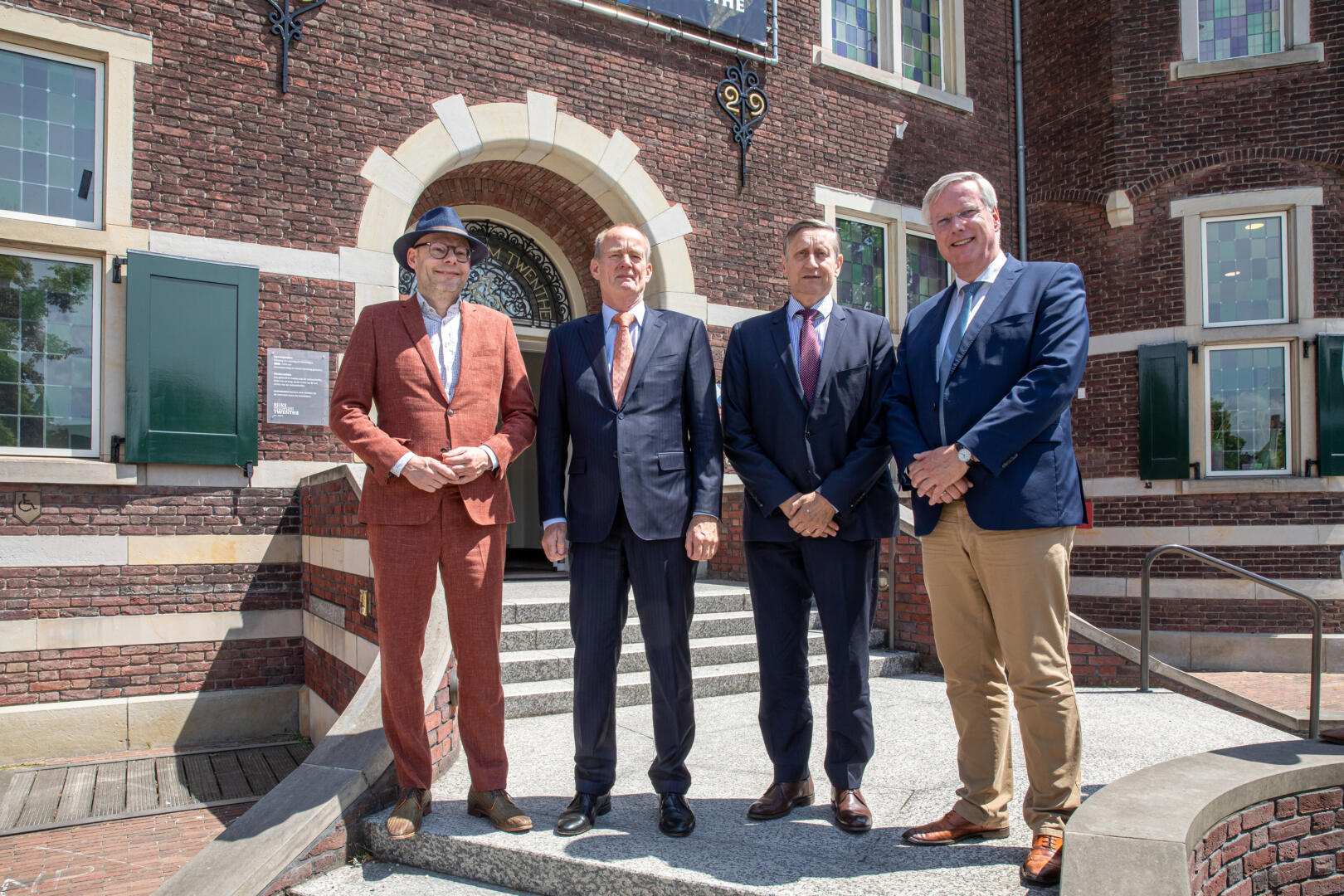 Groepsfoto grensreis ambassadeurs Nederland en Duitsland - Rijksmuseum Twenthe © Gemeente Enschede