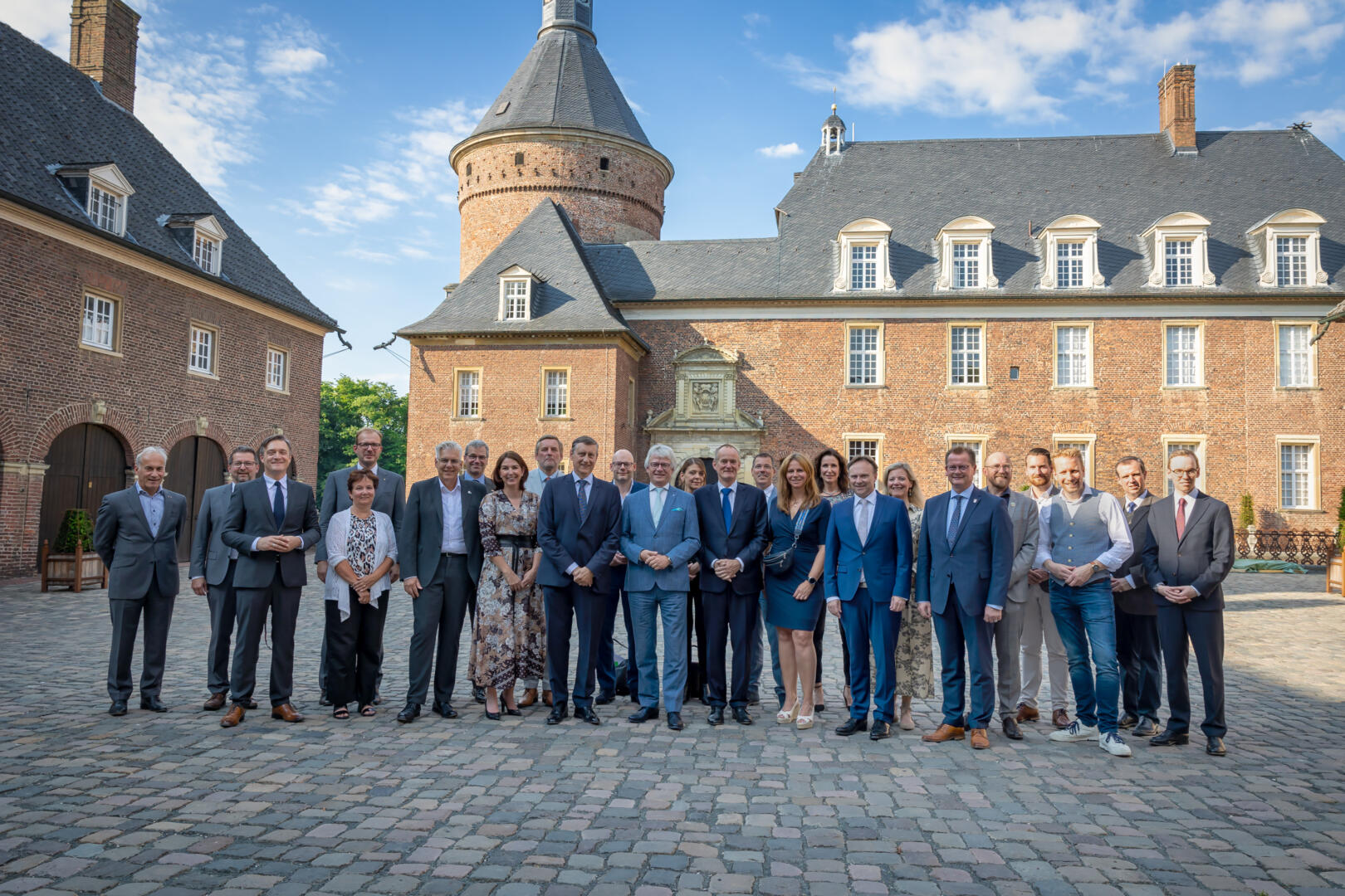 Groepsfoto grensreis ambassadeurs Nederland en Duitsland - Schloss Anholt Isselburg © Provincie Gelderland