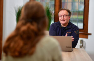 Individuele vragen van grenspendelaars worden in een persoonlijk gesprek beantwoord.