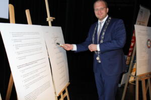 Burgemeester Joris Bengevoord ondertekent Memorandum 2.0