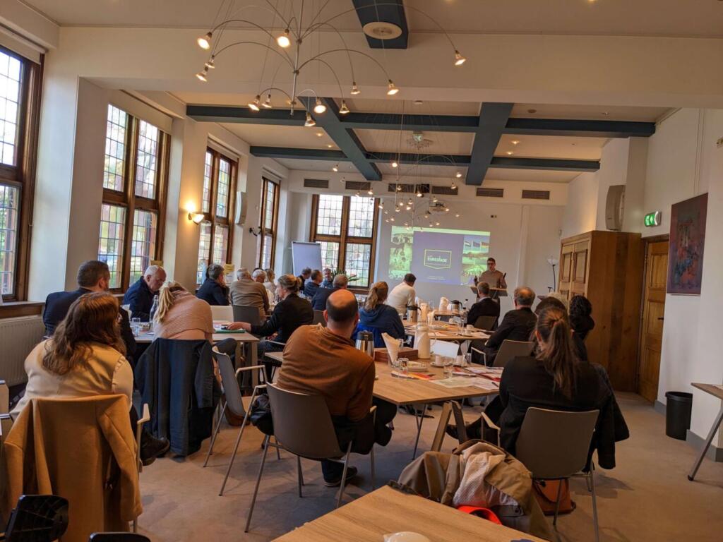 Op 20 april vond in de vier Nederlands-Duitse Euregio's in het Interreg programmagebied via een live-stream de gezamenlijke kick-off plaats van het Interreg VI A Kleinprojectenfonds. Op het programma stonden presentaties en discussierondes over de thema's onderwijs, gezondheid, governance en people-to-people. 

Ongeveer 30 deelnemers kwamen voor dit evenement bijeen in het EUREGIO-vergadercentrum in Glanerbrug/Enschede. Op het programma stonden presentaties over reeds succesvol uitgevoerde projecten op het gebied van onderwijs en jongerenwerk. Ook werd het projectidee "Euregiade" gepresenteerd. Een Euregiade kun je omschrijven als "regionale Olympische Spelen" met gemengde sportteams uit beide landen en een cultureel begeleidingsprogramma naar het voorbeeld van de EUREGIO-sportfeesten uit de 1980er jaren. De deelnemers van de kick-off hadden ook de gelegenheid om onder het genot van een hapje en een drankje te netwerken en kennis te maken met mogelijke projectpartners.

Projectcoördinator Lorenz Dik: "Het doel van de kick-off was om zoveel mogelijk burgers in de grensregio te inspireren om samen met een partner uit het buurland projecten te ontwikkelen en uit te voeren." Voor deze laagdrempelige grensoverschrijdende projecten is financiering uit het programma Interreg Duitsland-Nederland beschikbaar. Er kunnen aanvragen worden ingediend voor een forfaitaire subsidie van 750 euro, bijvoorbeeld voor eendaagse bijeenkomsten of schooluitwisselingen, of voor cofinanciering tot maximaal 25.000 euro voor intensievere kleinschalige projecten. Informatie op www.euregio.eu. 

Het Interreg VI A Kleinprojectenfonds maakt deel uit van het Interreg-programma Deutschland-Nederland, met middelen uit het Europees Fonds voor Regionale Ontwikkeling (EFRO), Ministerium für Wirtschaft, Industrie, Klimaschutz und Energie des Landes NRW, Niedersächsisches Ministerium für Bundes- und Europaangelegenheiten, Ministerie van Economische Zaken en Klimaat, Provincie Overijssel, Provincie Gelderland en Provincie Flevoland.
