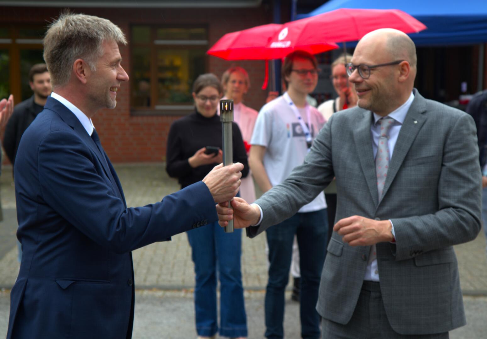 bm Bleker overhandigd fakkel aan bm Doetkotte 230510_