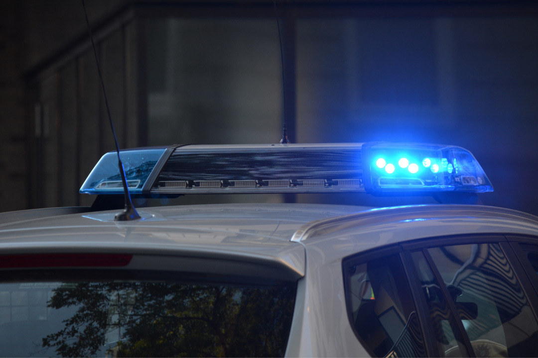 Blauw zwaailicht van een politieauto op het dak van de auto