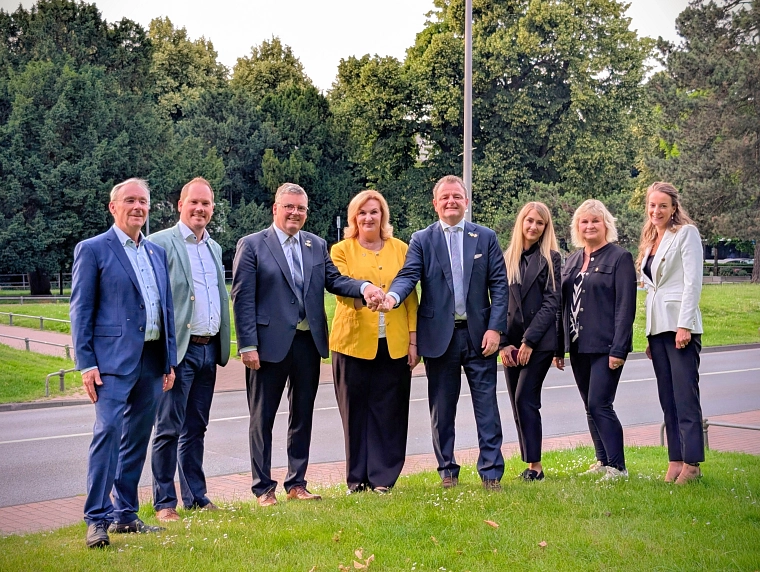 Gruppenfoto Begruendung Staedtepartnerschaft Chuhuiv © Stadt Nordhorn