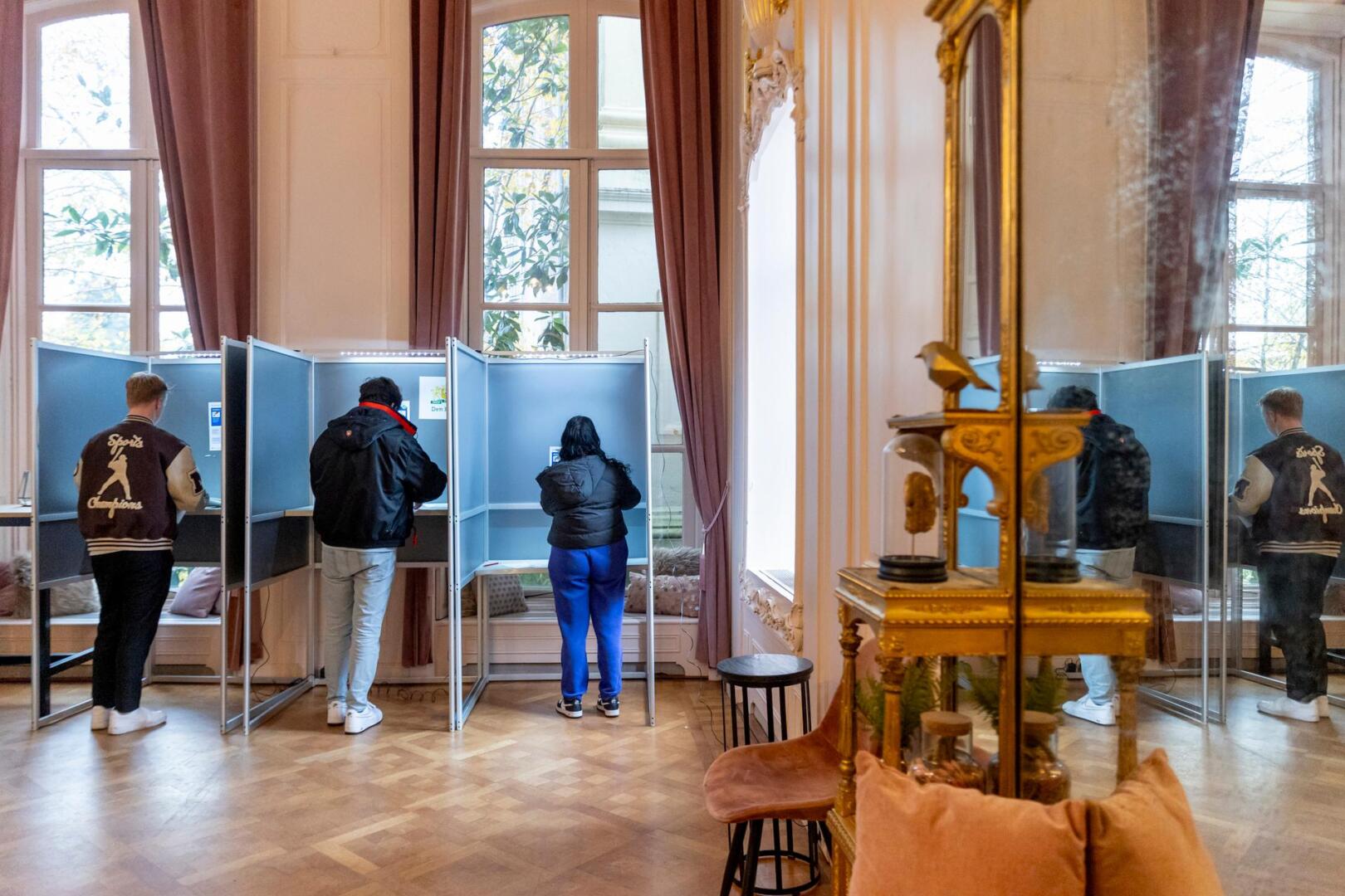 mensen-die-stemmen-verkiezingen-henriette guest-©rijksoverheid