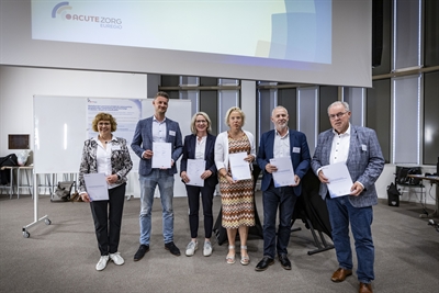 Vertegenwoordiges ondertekenden „samenwerkingsovereenkomsten inzake grensoverschrijdende samenwerking – medische zorg“. Vertegenwoordiges ondertekenden „samenwerkingsovereenkomsten inzake grensoverschrijdende samenwerking – medische zorg“. © Bureau Acute Zorg Euregio / Robin Hilberink.