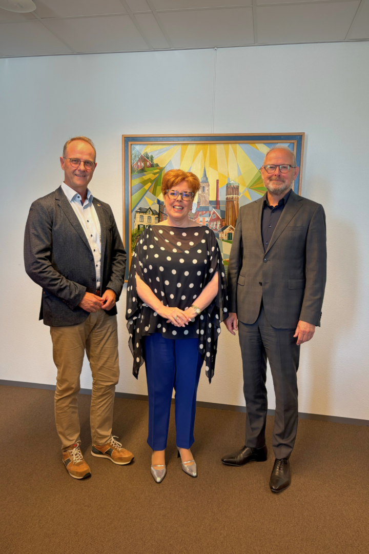 Nieuwe burgemeester van Winterswijk: Baukje Dijkstra wil zich actief inzetten voor de EUREGIO Van links naar rechts: Christoph Almering, directeur-bestuurder van de EUREGIO, Baukje Dijkstra, burgemeester van Winterswijk, en Patrick Welman, voorzitter van de EUREGIO.