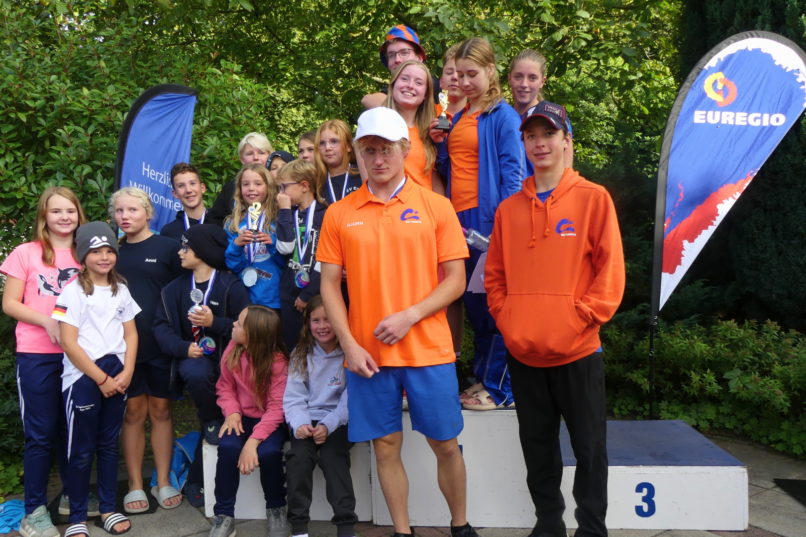 Deelnemers aan de internationale zwemwedstrijd 2026 tijdens de prijsuitreiking in het Bültenfreibad in Gronau-Epe